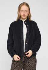 Julia ist 1,78 und trägt Größe S