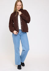 Julia ist 1,78 und trägt Größe S