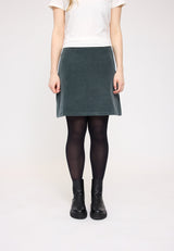 Julia ist 1,78 und trägt Größe S