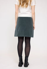 Julia ist 1,78 und trägt Größe S