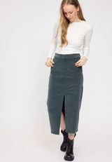 Julia ist 1,78 und trägt Größe S