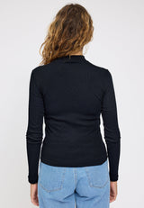 Angelique ist 1,75 und trägt Größe S