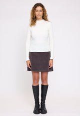 Angelique ist 1,75 und trägt Größe S