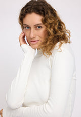 Angelique ist 1,75 und trägt Größe S