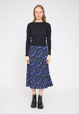 Julia ist 1,78 und trägt Größe S