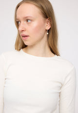 Julia ist 1,78 und trägt Größe S