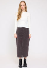 Julia ist 1,78 und trägt Größe S