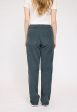 Julia ist 1,78 und trägt Größe S