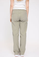 Julia ist 1,78 und trägt Größe S