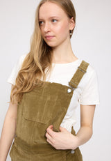 Julia ist 1,78 und trägt Größe S