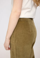 Julia ist 1,78 und trägt Größe S