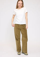 Julia ist 1,78 und trägt Größe S