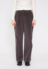 Julia ist 1,78 und trägt Größe S