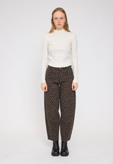 Julia ist 1,78 und trägt Größe S