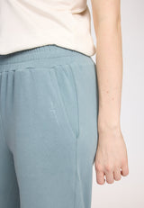 Julia ist 1,78 und trägt Größe S