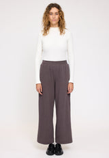 Angelique ist 1,75 und trägt Größe S