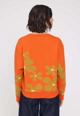 Maren ist 1,75 und trägt Größe S