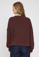 Julia ist 1,78 und trägt Größe S