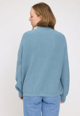 Julia ist 1,78 und trägt Größe S