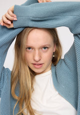 Julia ist 1,78 und trägt Größe S