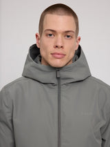 Daniel ist 1,87 und trägt Größe L