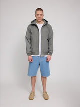 Daniel ist 1,87 und trägt Größe L