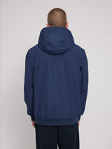 Daniel ist 1,87 und trägt Größe L