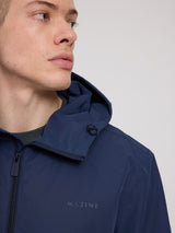 Daniel ist 1,87 und trägt Größe L