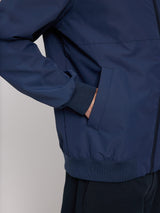 Daniel ist 1,87 und trägt Größe L