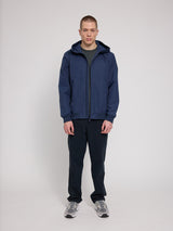 Daniel ist 1,87 und trägt Größe L