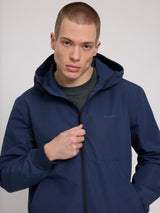 Daniel ist 1,87 und trägt Größe L