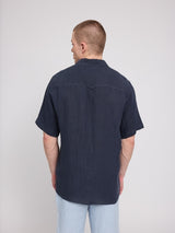 Daniel ist 1,87 und trägt Größe L