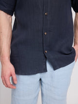 Daniel ist 1,87 und trägt Größe L