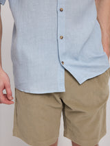 Daniel ist 1,87 und trägt Größe L