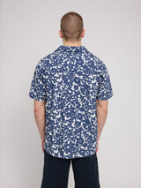 Daniel ist 1,87 und trägt Größe L