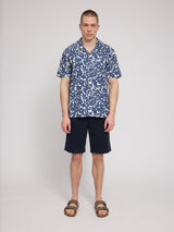 Daniel ist 1,87 und trägt Größe L