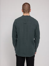 Daniel ist 1,87 und trägt Größe L