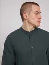 Daniel ist 1,87 und trägt Größe L