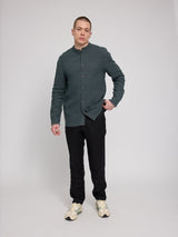 Daniel ist 1,87 und trägt Größe L