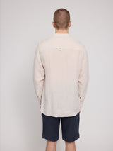 Daniel ist 1,87 und trägt Größe L