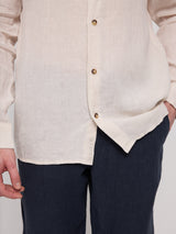 Daniel ist 1,87 und trägt Größe L