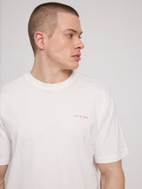 Daniel ist 1,87 und trägt Größe L