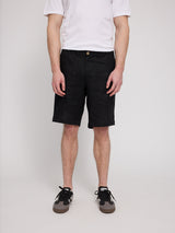 Daniel ist 1,87 und trägt Größe L