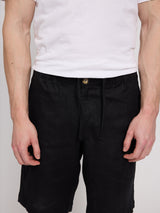 Daniel ist 1,87 und trägt Größe L