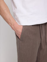 Daniel ist 1,87 und trägt Größe L