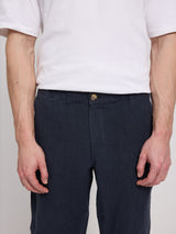 Daniel ist 1,87 und trägt Größe L