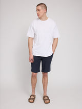 Daniel ist 1,87 und trägt Größe L