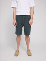 Daniel ist 1,87 und trägt Größe L