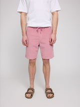 Daniel ist 1,87 und trägt Größe L