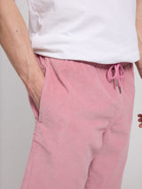 Daniel ist 1,87 und trägt Größe L